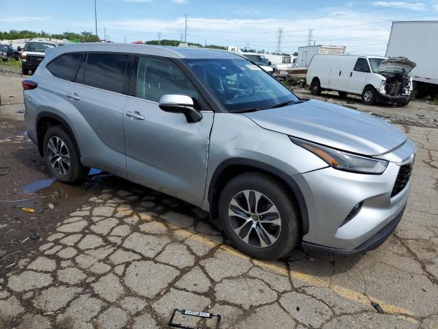 5TDGZRBH7NS192453 - 2022 TOYOTA HIGHLANDER XLE Gümüş foto 4