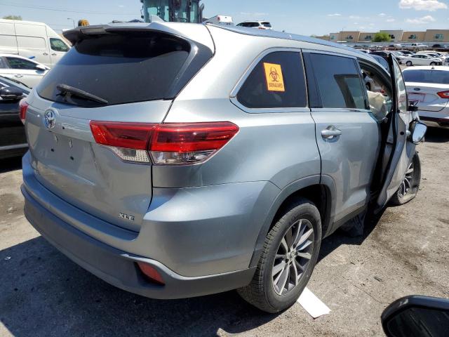 5TDKZRFH0KS313730 - 2019 TOYOTA HIGHLANDER SE SILVER photo 3