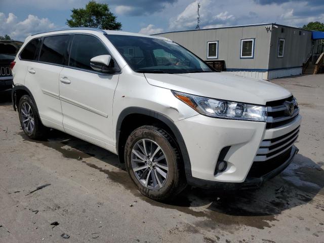 5TDJZRFHXJS801948 - 2018 TOYOTA HIGHLANDER SE WHITE photo 4