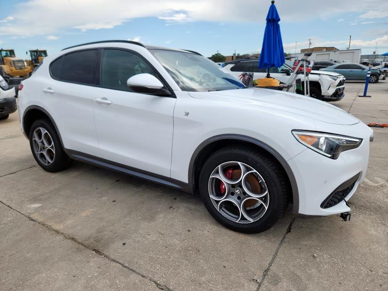 ZASPAKBN2N7D41521 - 2022 ALFA ROMEO STELVIO TI WHITE photo 4
