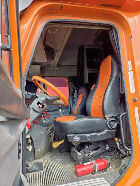 1FUJA9ASX4LM59670 - 2004 FREIGHTLINER CONVENTION ST112 ORANGE photo 5