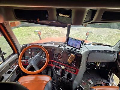 1FUJA9ASX4LM59670 - 2004 FREIGHTLINER CONVENTION ST112 ORANGE photo 9