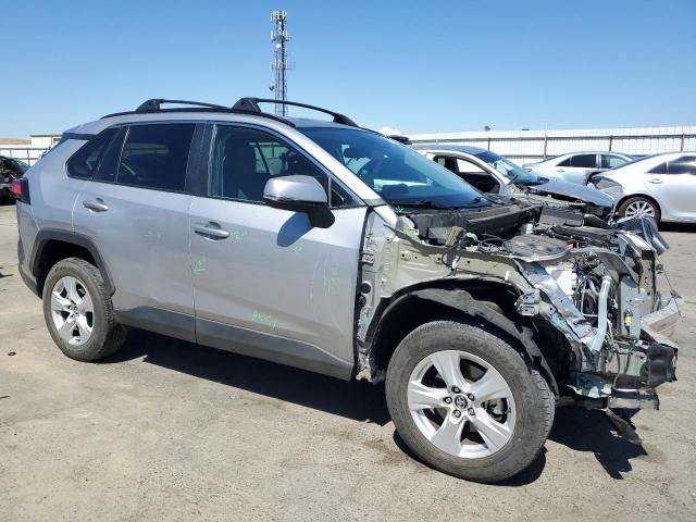 2T3W1RFV0LC044970 - 2020 TOYOTA RAV4 XLE SILVER photo 4