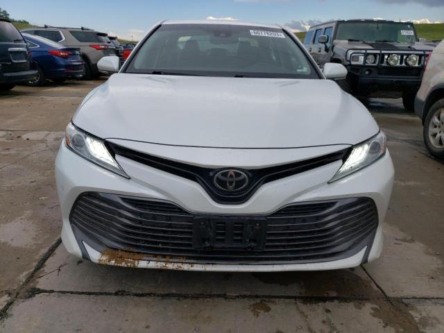 4T1B11HK0JU007554 - 2018 TOYOTA CAMRY L WHITE photo 5