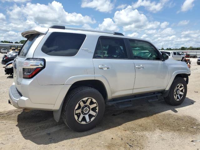 JTEBU5JR4J5602620 - 2018 TOYOTA 4RUNNER SR5/SR5 PREMIUM SILVER photo 3