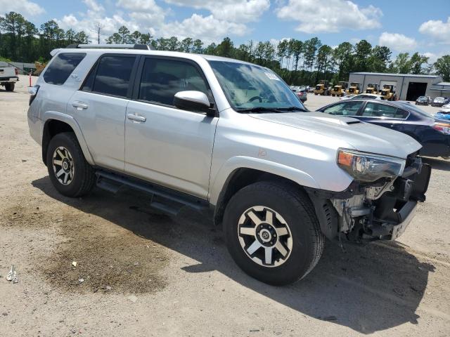 JTEBU5JR4J5602620 - 2018 TOYOTA 4RUNNER SR5/SR5 PREMIUM SILVER photo 4