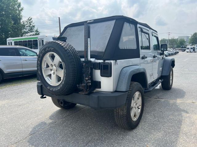 1J4HA3H16BL500982 - 2011 JEEP WRANGLER U SPORT فضي صورة 4