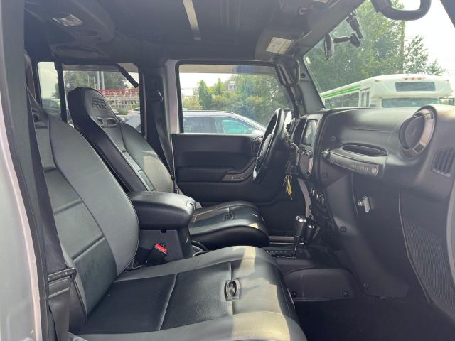 1J4HA3H16BL500982 - 2011 JEEP WRANGLER U SPORT فضي صورة 5