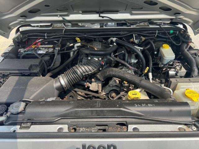 1J4HA3H16BL500982 - 2011 JEEP WRANGLER U SPORT فضي صورة 7