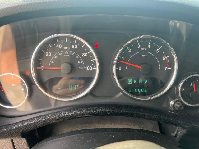 1J4HA3H16BL500982 - 2011 JEEP WRANGLER U SPORT فضي صورة 8