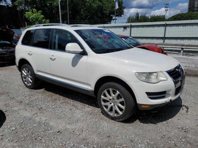 WVGBF7A95AD002121 - 2010 VOLKSWAGEN TOUAREG V6 WHITE photo 4