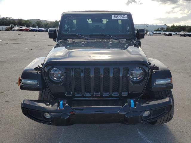 1C4JJXP67NW102887 - 2022 JEEP WRANGLER U SAHARA 4XE BLACK photo 5