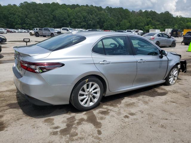4T1C11AK2NU689230 - 2022 TOYOTA CAMRY LE SILVER photo 3