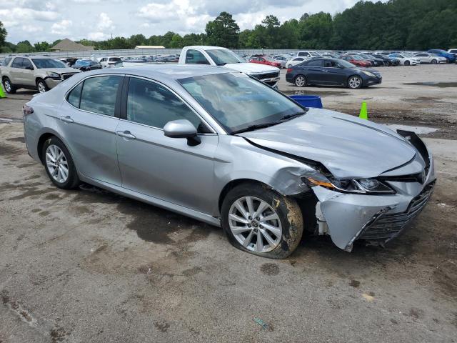 4T1C11AK2NU689230 - 2022 TOYOTA CAMRY LE SILVER photo 4