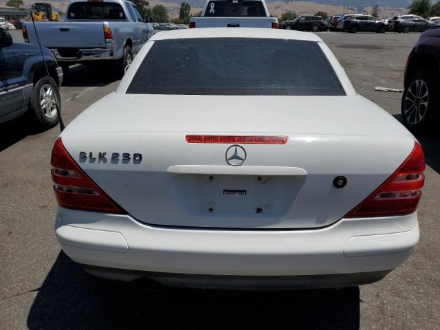 WDBKK47F7YF156564 - 2000 MERCEDES-BENZ SLK 230 KOMPRESSOR WHITE photo 10