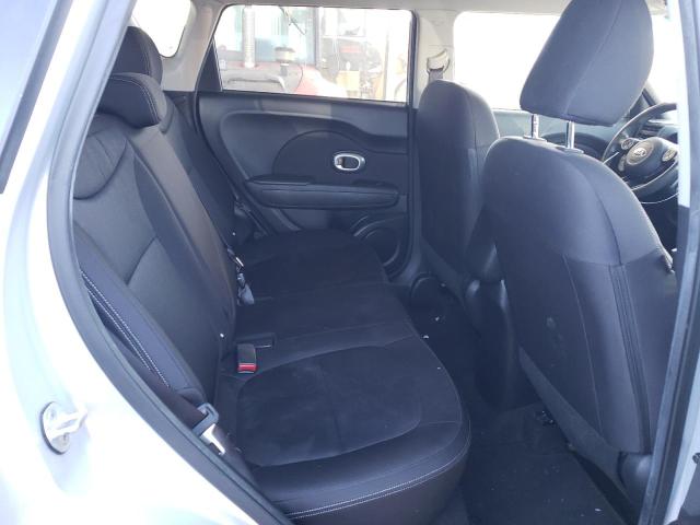 KNDJN2A26F7775629 - 2015 KIA SOUL SILVER photo 10