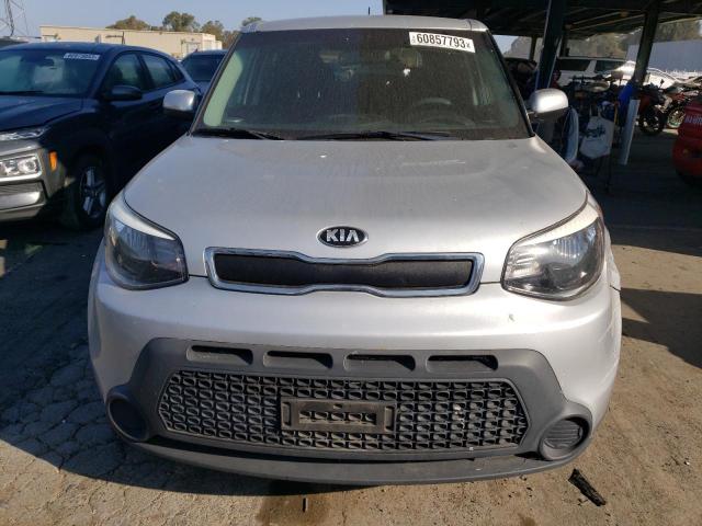 KNDJN2A26F7775629 - 2015 KIA SOUL SILVER photo 5