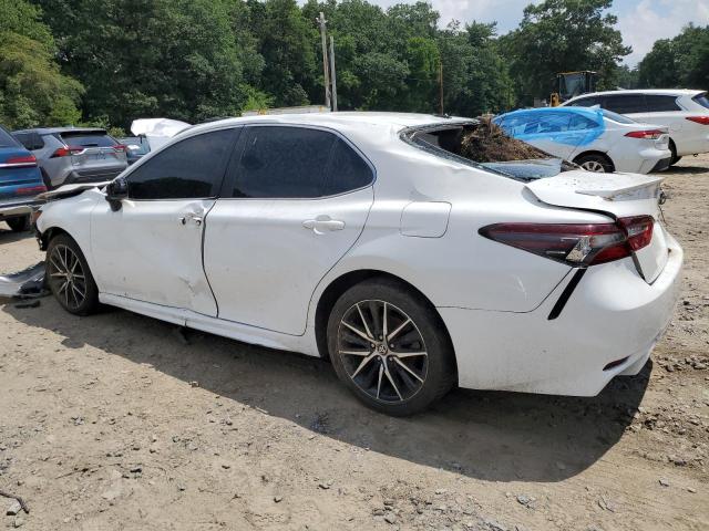 4T1G11AK0MU415587 - 2021 TOYOTA CAMRY SE WHITE photo 2