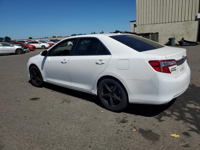 4T1BK1FK4EU026274 - 2014 TOYOTA CAMRY SE WHITE photo 2