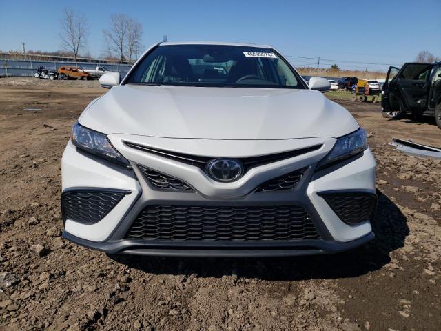 4T1S11AK6PU110318 - 2023 TOYOTA CAMRY SE NIGHT SHADE WHITE photo 5