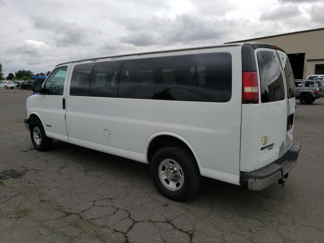 1GAHG39U351106913 - 2005 CHEVROLET EXPRESS 35 WHITE photo 2