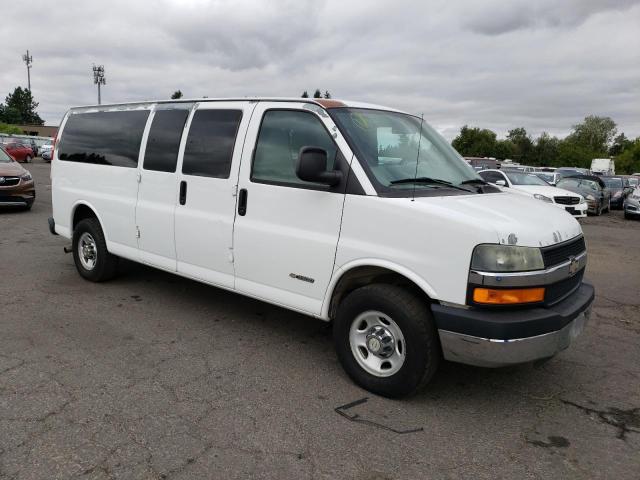 1GAHG39U351106913 - 2005 CHEVROLET EXPRESS 35 WHITE photo 4