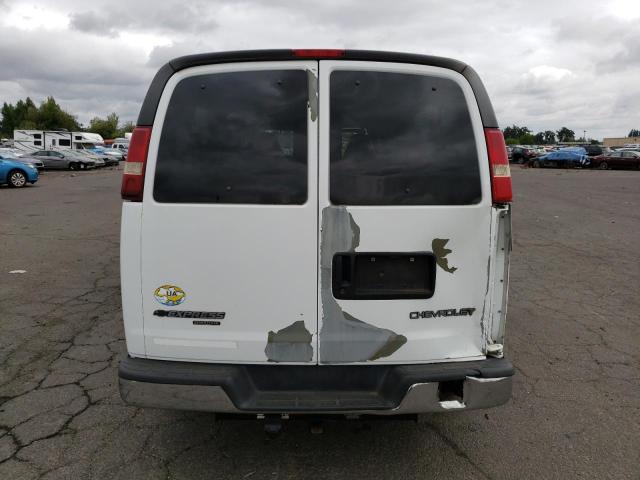 1GAHG39U351106913 - 2005 CHEVROLET EXPRESS 35 WHITE photo 6