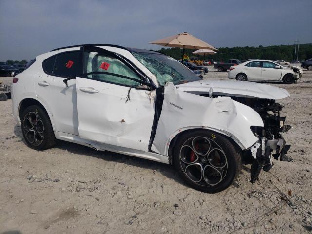 ZASPAKBN6N7D42137 - 2022 ALFA ROMEO STELVIO TI WHITE photo 4