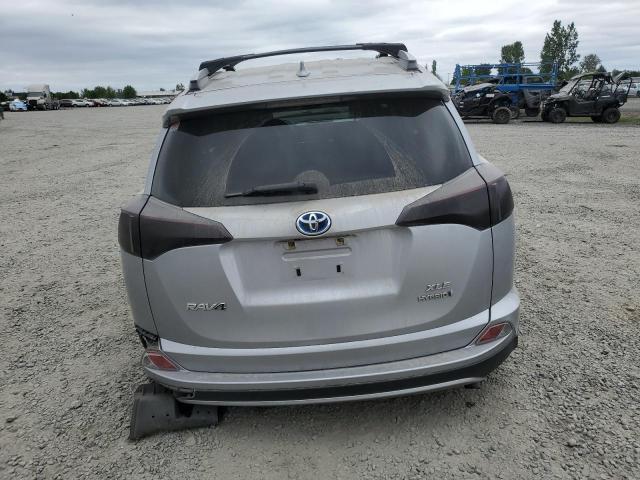JTMRJREV0JD249504 - 2018 TOYOTA RAV4 HV LE Silber Foto 6