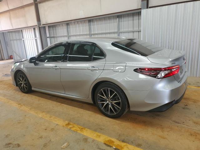 4T1F11AK1MU579569 - 2021 TOYOTA CAMRY XLE SILVER photo 2