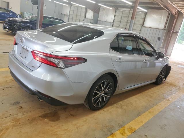 4T1F11AK1MU579569 - 2021 TOYOTA CAMRY XLE SILVER photo 3