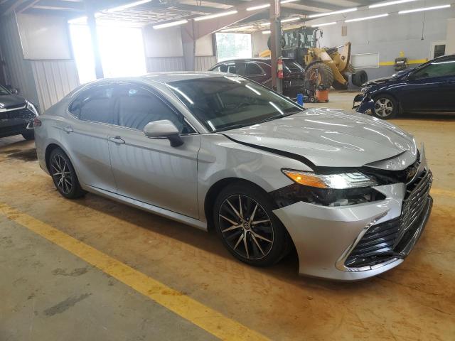 4T1F11AK1MU579569 - 2021 TOYOTA CAMRY XLE SILVER photo 4