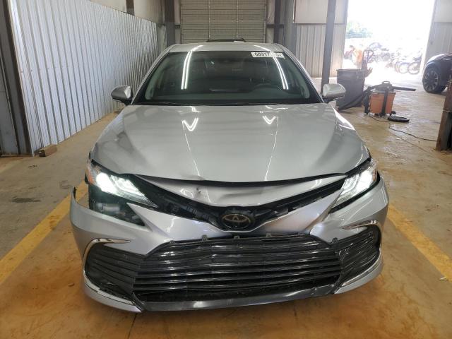4T1F11AK1MU579569 - 2021 TOYOTA CAMRY XLE SILVER photo 5