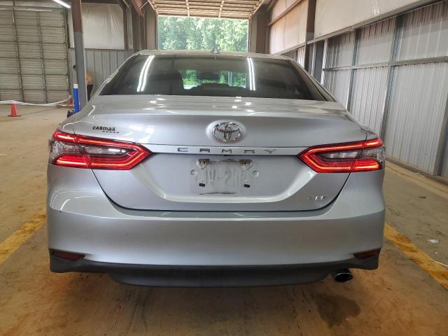4T1F11AK1MU579569 - 2021 TOYOTA CAMRY XLE SILVER photo 6