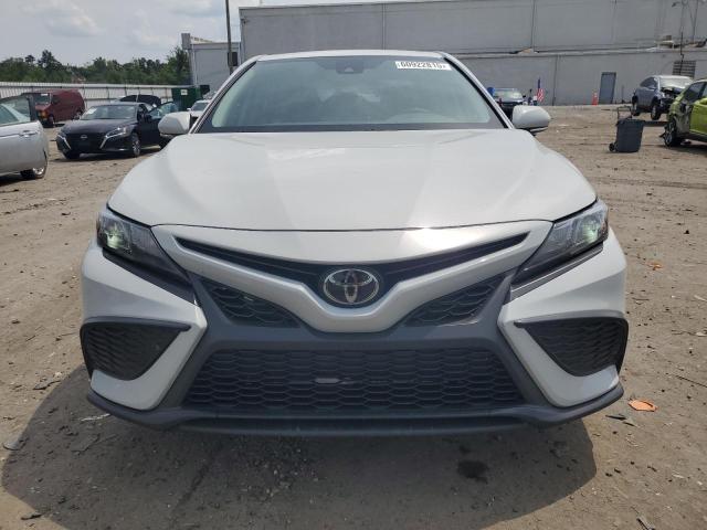 4T1G11AK2RU208772 - 2024 TOYOTA CAMRY SE NIGHT SHADE WHITE photo 5