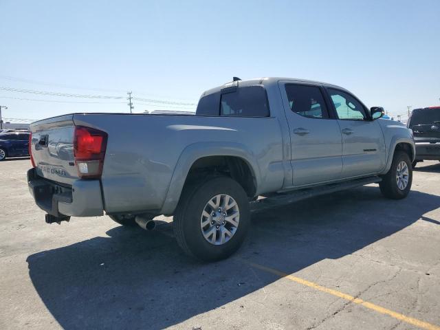 3TMDZ5BN1JM045511 - 2018 TOYOTA TACOMA DOUBLE CAB Grau Foto 3