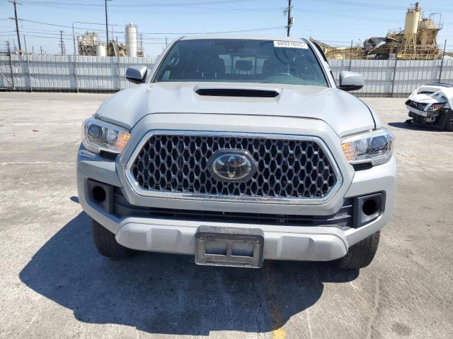 3TMDZ5BN1JM045511 - 2018 TOYOTA TACOMA DOUBLE CAB Grau Foto 5