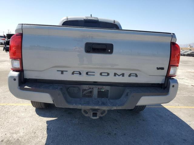 3TMDZ5BN1JM045511 - 2018 TOYOTA TACOMA DOUBLE CAB Grau Foto 6