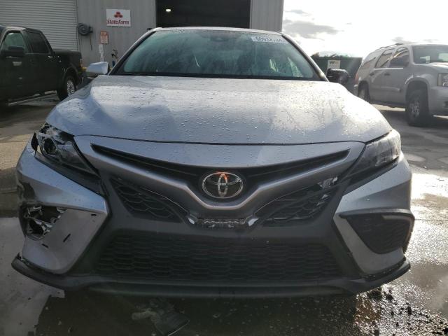 4T1T11AK3RU857284 - 2024 TOYOTA CAMRY SE NIGHT SHADE SILVER photo 5