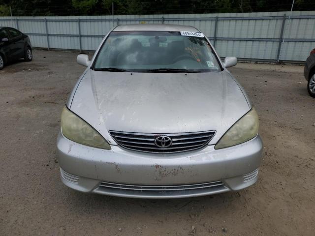 4T1BE32KX5U995506 - 2005 TOYOTA CAMRY LE SILVER photo 5