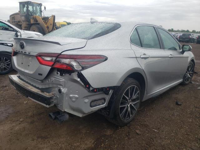 4T1G11AK4PU145414 - 2023 TOYOTA CAMRY SE NIGHT SHADE SILVER photo 3