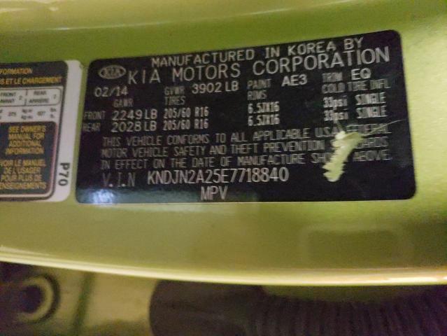 KNDJN2A25E7718840 - 2014 KIA SOUL GREEN photo 12