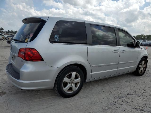 2V4RW3D10AR407792 - 2010 VOLKSWAGEN ROUTAN SE SILVER photo 3