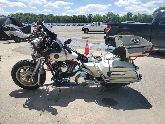 1HD1FCW142Y619028 - 2002 HARLEY-DAVIDSON FLHTCUI 白色 照片 3