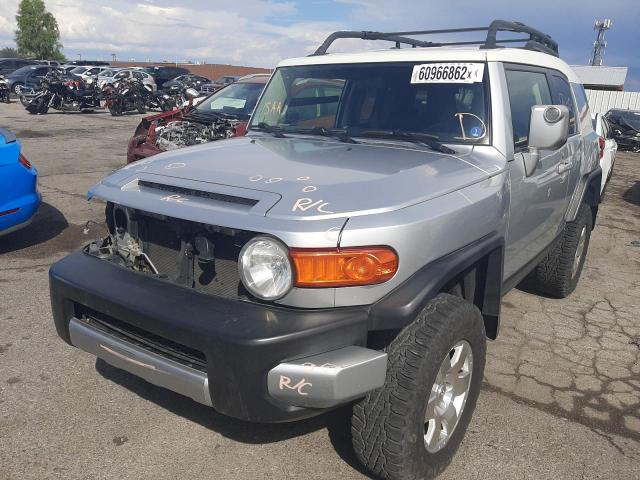 JTEBU11F070029378 - 2007 TOYOTA FJ CRUISER SILVER photo 2