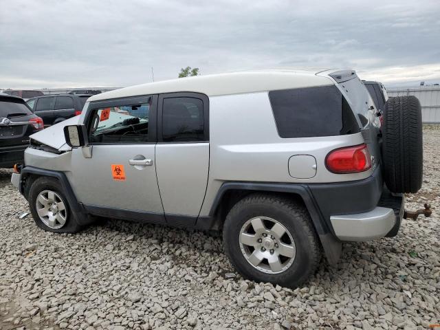 JTEZU11F38K006617 - 2008 TOYOTA FJ CRUISER SILVER photo 2