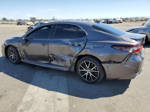 4T1T11AK5MU569131 - 2021 TOYOTA CAMRY SE GRAY photo 2