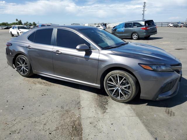 4T1T11AK5MU569131 - 2021 TOYOTA CAMRY SE GRAY photo 4