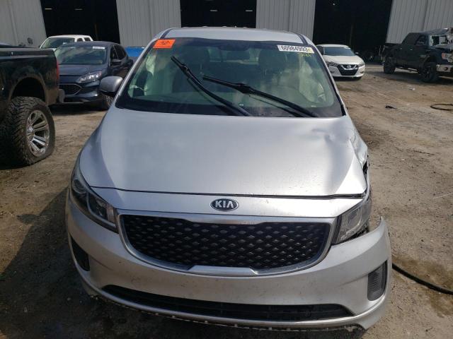 KNDMA5C13H6261177 - 2017 KIA SEDONA L SILVER photo 5