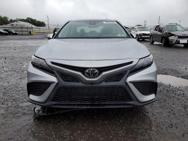 4T1S11AK5PU134500 - 2023 TOYOTA CAMRY SE NIGHT SHADE SILVER photo 5